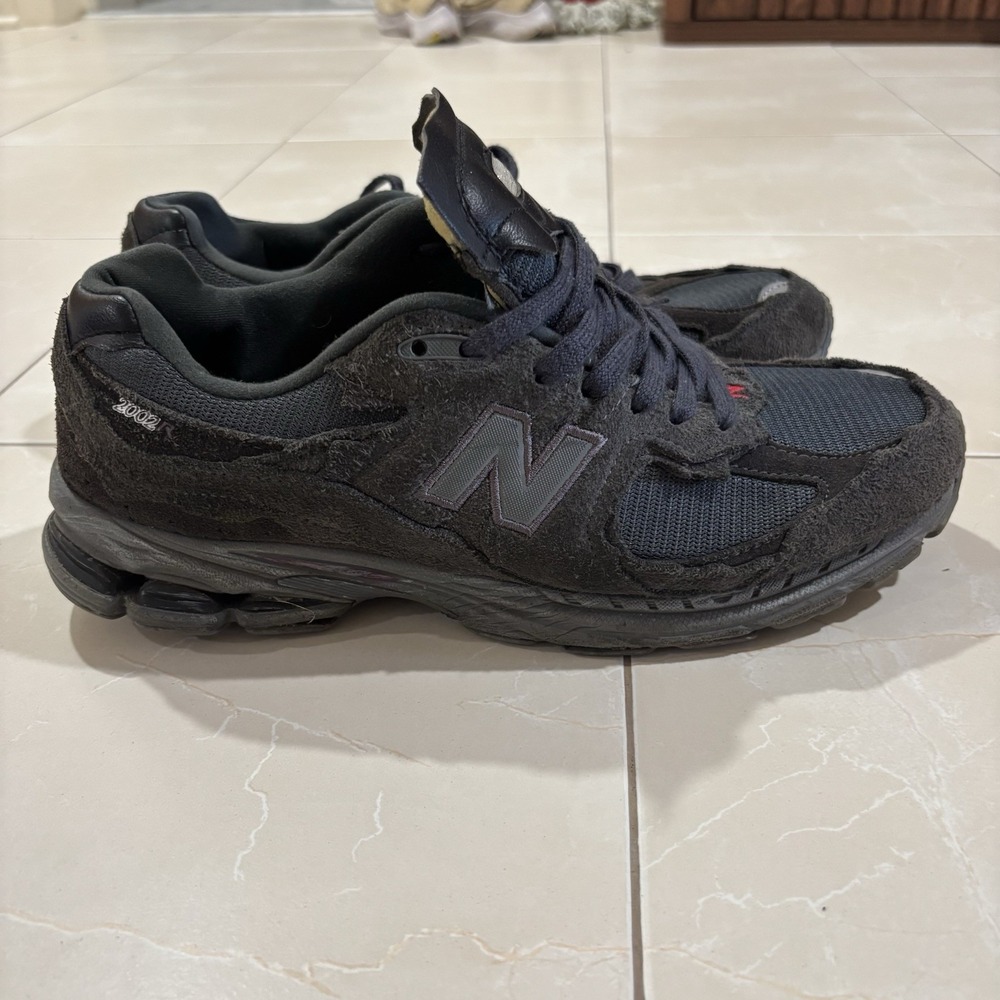 New Balance 2002r Protection Pack Black Grey Size 11 FLAWED Running Sneaker